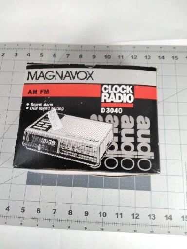 Vintage Magnavox Clock Radio D3040 Collectible Radios AM/FM Alarm