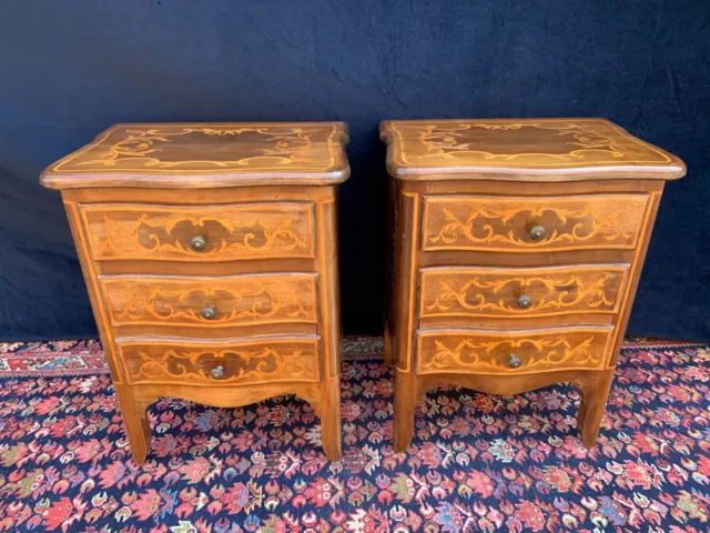 Magnifique Paire De Tables de Chevet En Noyer Incrusté de Style 700 Du Xx Siècle