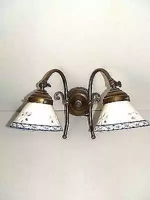 Appliques Lampada da parete in ottone con ceramica traforata bianca decorata blu