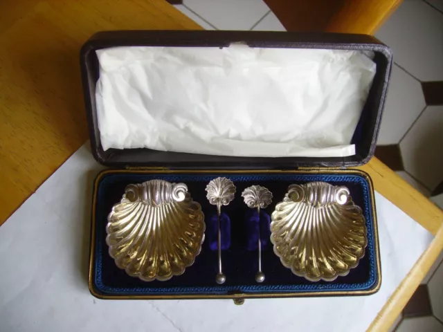 Lovely antique hallmarked silver salts with spoons & fitted case. from 1870s