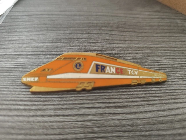 TGV - N309 Pin's SNCF TGV gris et jaune carte de France Tour Eiffel (gros pin's) signé Ballard