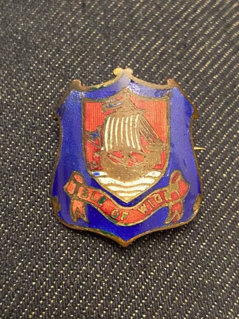 Vintage Isle Of Wight Coat Of Arms Curved Shield Enamel Pin Lapel Badge Brooch