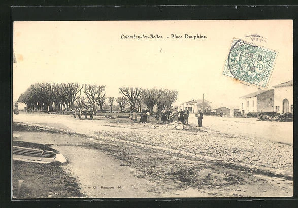 CPA Colombey-les-Belles, People on Place Dauphine