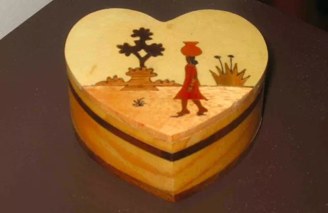 Boite artisanale en bois de forme de coeur neuve