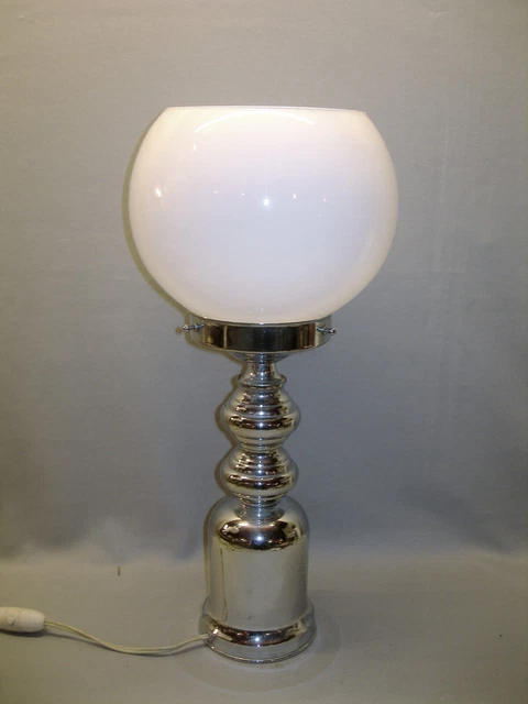 Design vintage - Lampe aus verchromtem Metall mit Milchglaskugel um 1960/70
