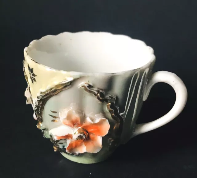 Tasse Miniature En Faïence À Rehauts De Fleurs Polychrome Et Or Objet De Vitrine