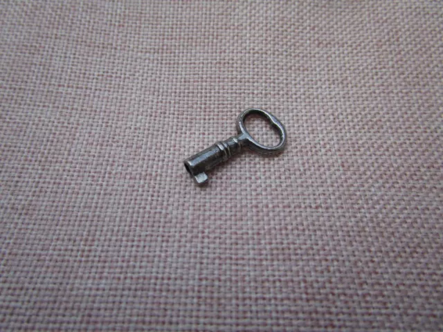 Alter kleiner Schlüssel Schatulle  Schmucktruhe Vorhängeschloss  Kästchen 2,3 cm