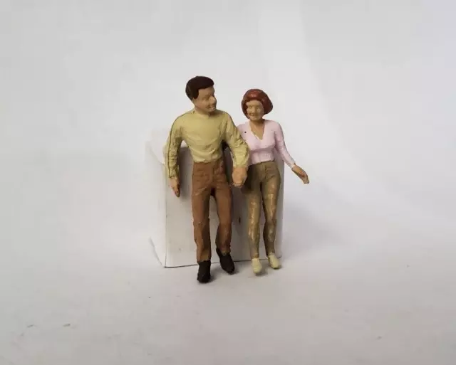 Arttista #1508 - Couple Walking - O Scale Figures - Model Trains - NEW