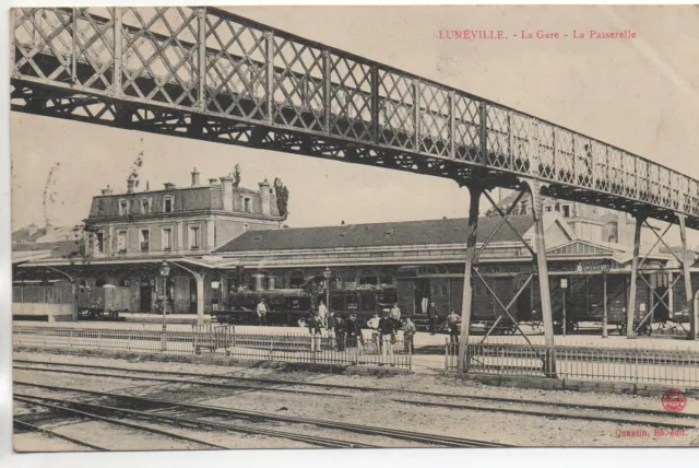 LUNEVILLE - Meurthe et Moselle - CPA 54 - La gare - la passerelle train en gare