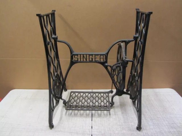 VTG ANTIQUE 1920s  SINGER TREADLE SEWING MACHINE CAST IRON TABLE BASE LEGS