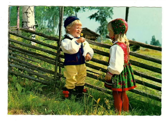 AK Kinder: kleiner Junge und Mädchen, schwedische Tracht Darlana, 20054
