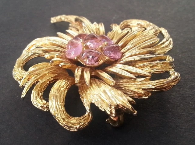 Broche Vintage Carven - Fleur Dorée Avec Cabochons Roses - Occasion En Très Bon état