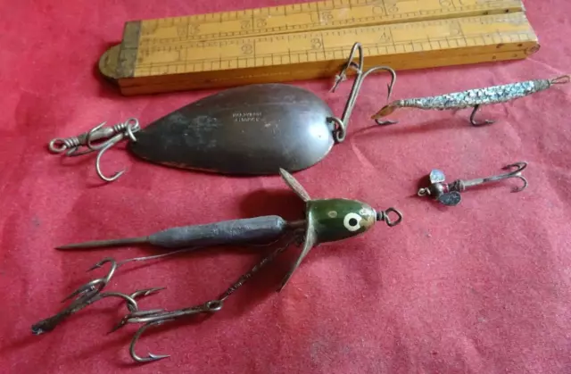 AN EARLY VINTAGE RUBBER/GUTTA PERCHA FROG FISHING LURE 