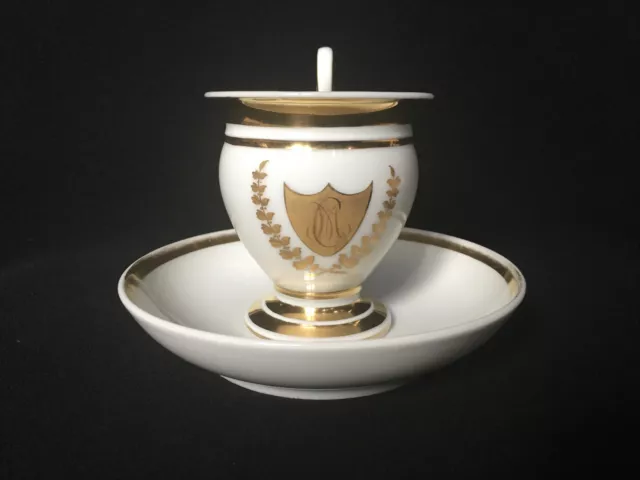 TASSE et SOUCOUPE D’époque EMPIRE en PORCELAINE DE PARIS Monogramme CM Décor Or