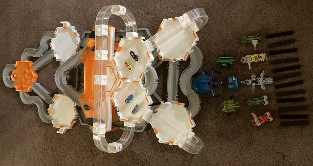 Hexbug Nano Hive Habitat with Track and Four Hexbugs Nano Plus 8 Larger Hexbugs Hexbug Nano Hive Habitat with Track and Four Hexbugs Nano Plus 8 Larger Hexbugs