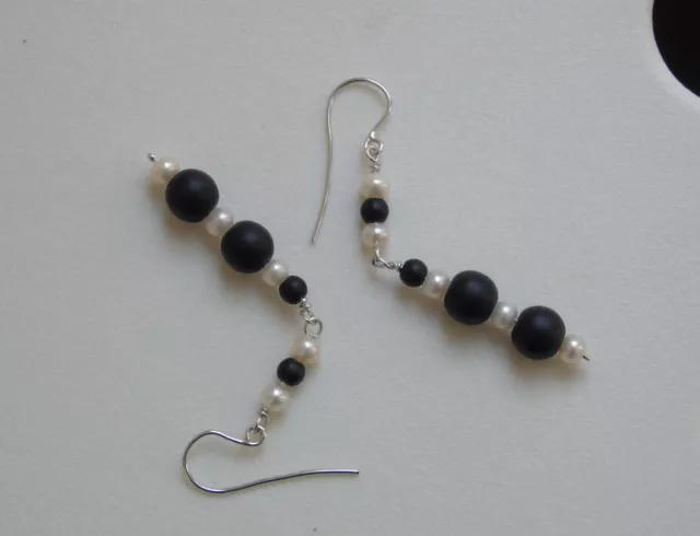 Orecchini pendenti in argento sterling con sfere di onice nero satinato e perle 2