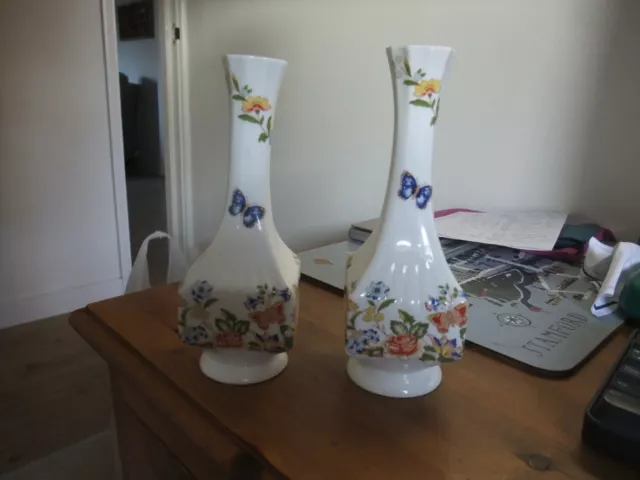Beautiful Aynsley Bone China Pair Of Bud Vase's In The Cottage Garden Pattern