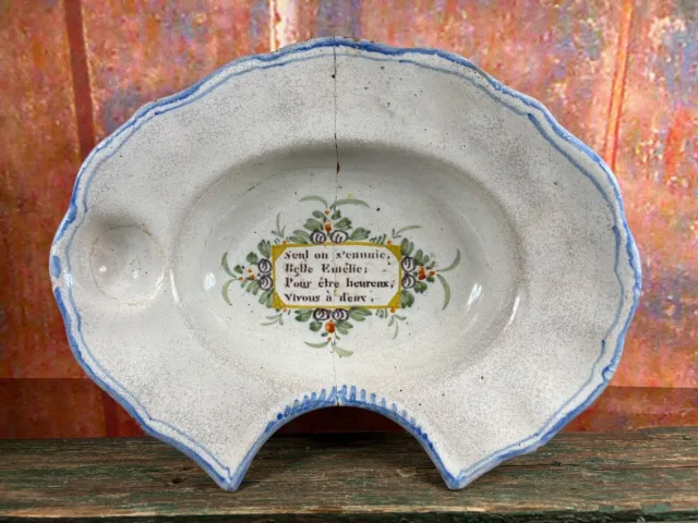 Plat à barbe en faience d'Auxerre Nevers texte poème  18ème