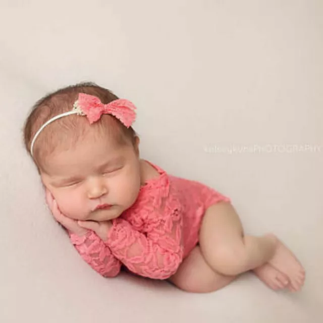 Neugeborene Mädchen Süße Baby Fotoshooting Set Bogen Haarband Body Spitze Kostüm