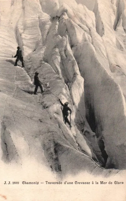 CPA 74 - CHAMONIX (Hte Savoie) - Traversée d'une Crevasse à la Mer de Glace