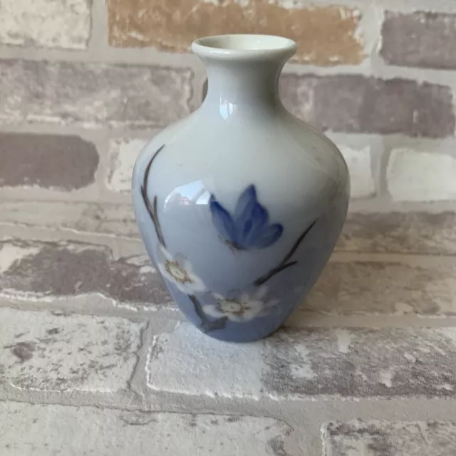 Royal Copenhagen Bud Vase 2301/391 handbemalt Schmetterling und Haselnuss Zweig