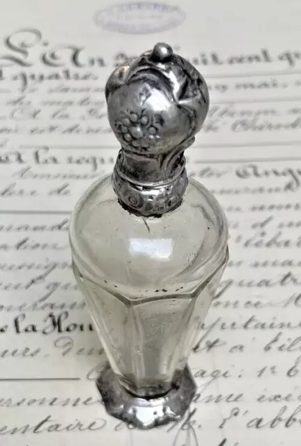 Flacon à Sels sur pied, monture Argent , corps en verre taillé 2