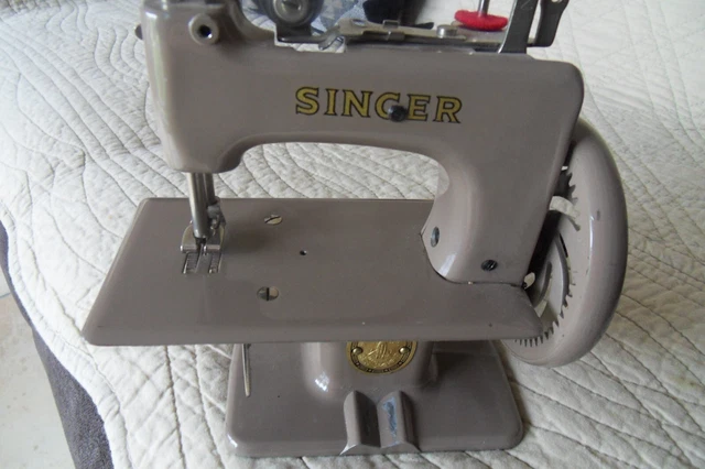 Petite Machine à Coudre Enfant Singer - Ancienne Modèle Métal (tôle) - Occasion