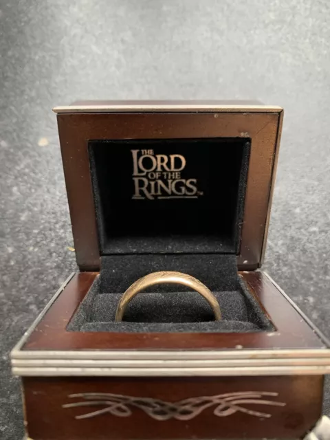 2001 Lord Of The Rings Ring - New Line Productions - *Wooden Box Missing A Leg*