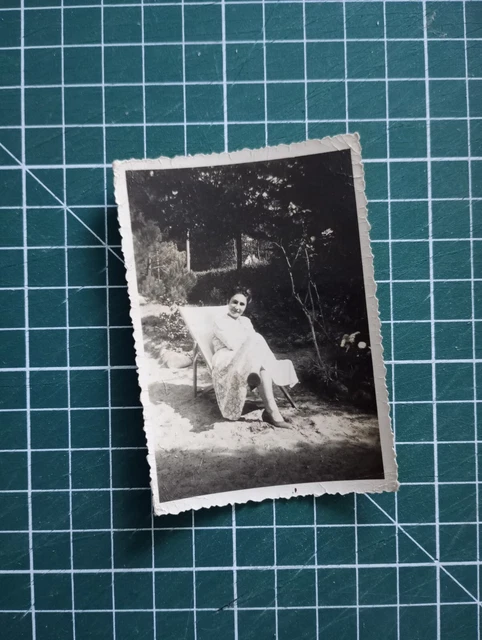 VR413 CIRCA 1950 Photo Young Woman in a Garden Bedroom