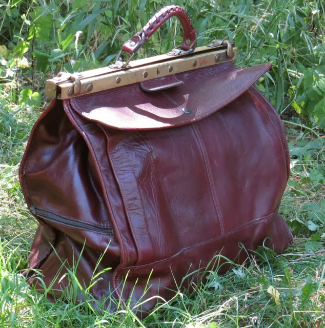 Arzt- / Hebammentasche mit Messingbeschlag, Leder, Bordeauxrot