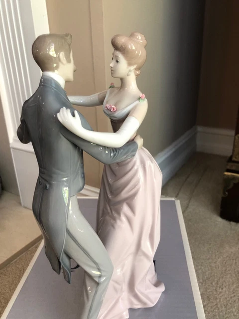 LLADRO Anniversary Waltz  Figurine #1372 Excellent condition with original box