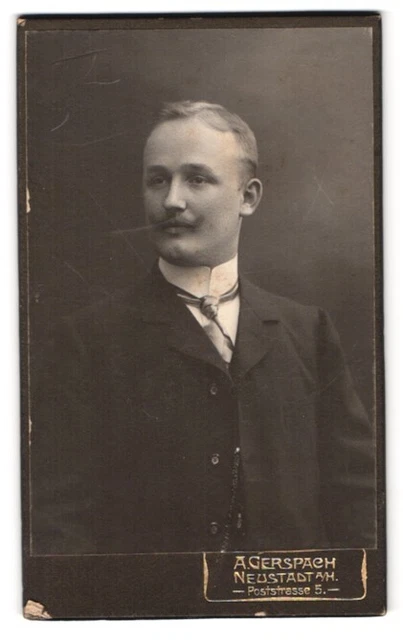Fotografie A. Gerspach, Neustadt a. H., Poststraße 5, Junger Mann im Anzug mit