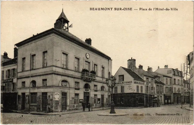 CPA Beaumont s Oise Place de l'Hotel de Ville FRANCE (1309490)