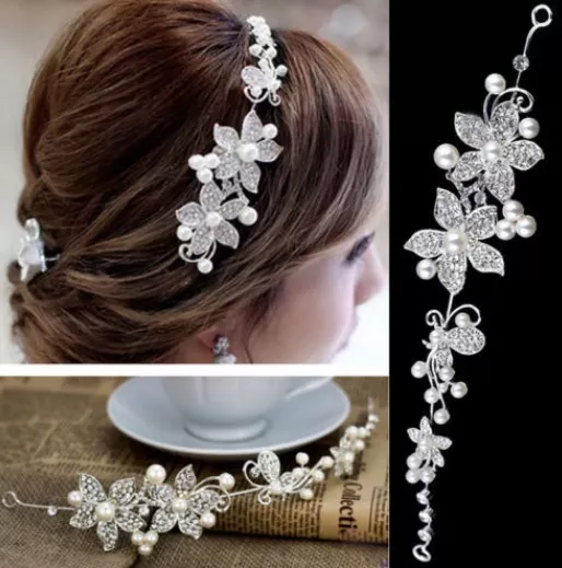 Accessoire mariage, bijou de cheveux  orné de strass et de perles blanches