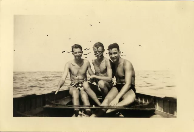 Photo Ancienne - Vintage Snapshot - Photo Ratée Erreur Homme Torse Nu Bateau