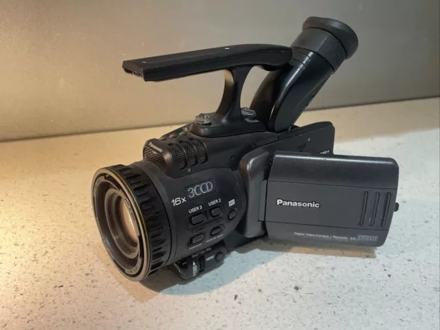 PANASONIC AG-DVC30P DIGITAL VIDEO CAMERA RECORDER + Battery, Charger, CASE