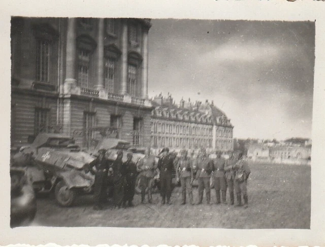 Foto Panzer Spähwagen mit Truppe in Frankreich 2WK Combat Zone Tanks WWII Photo