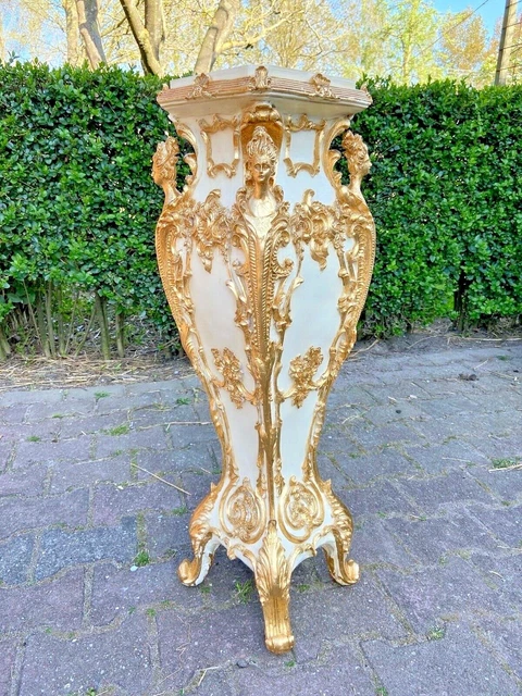 A beautiful Italian Baroque collumn/pedestal in white.
