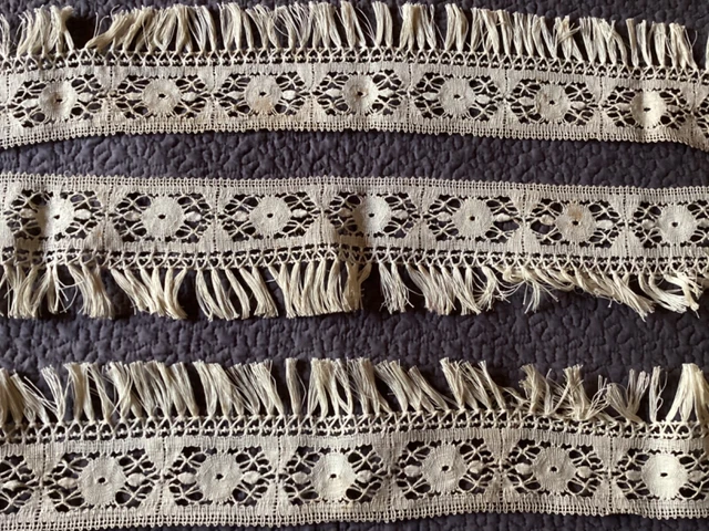 Dentelle Ancienne Du Puy - Bordure Artisanale Beige Aux Motifs Grille - Longueur Variable