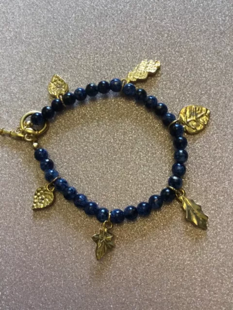 BRACELET LAPIS LAZULI breloques dorées en très bon état.