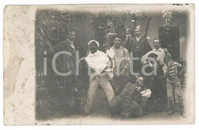 1910 ca CARNEVALE Gruppo di amici in costume - Foto anonima CURIOSA 14x9 cm