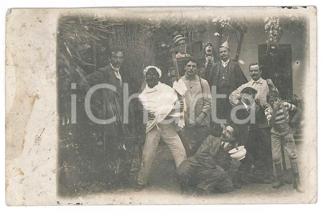 1910 ca CARNEVALE Gruppo di amici in costume - Foto anonima CURIOSA 14x9 cm