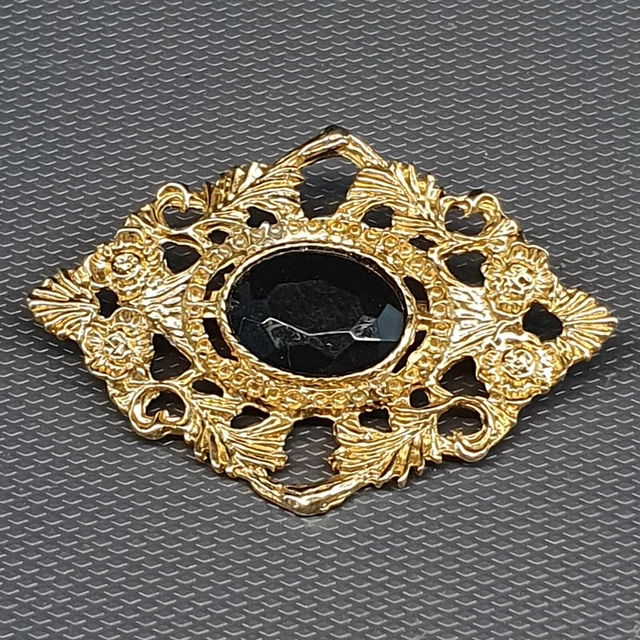 Broche Bijou Déesse Isis Égypte – Acier Inoxydable Doré – Dimensions 9x6 Cm – Idée Cadeau Mythologie