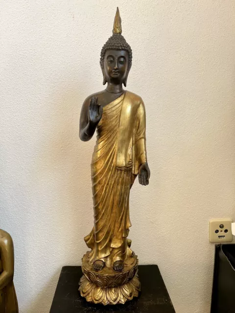 Stehender Buddha mit Chin (Gyan)-Mudra. Bronze patiniert 72cm