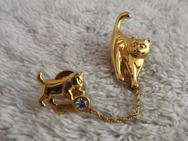 AVON Goldtone Cat Kitten Chained 2 pc Tac Pin (D66)