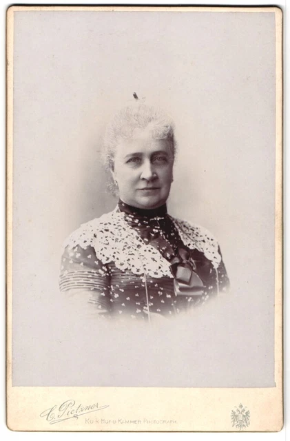 Fotografie C. Pietzner, Wien, Mariahilferstrasse 3, Portrait ältere Dame im Kle