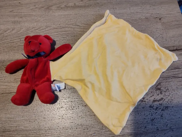 doudou ours rouge avec mouchoir jaune SUCRE D'ORGE