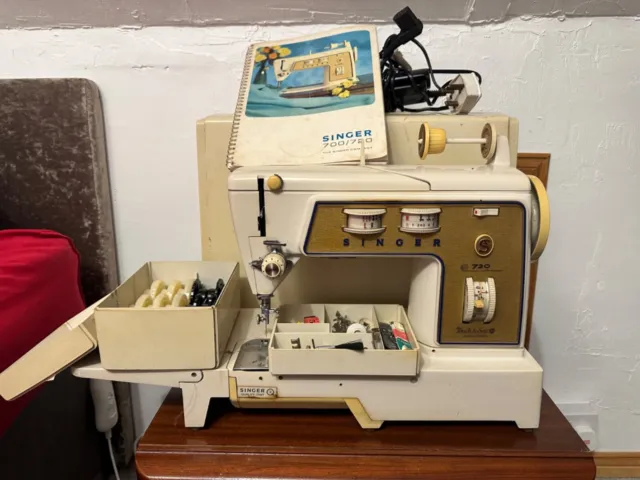 Singer 720 Touch & Sew Sewing Machine Vintage with Accessories. READ.
