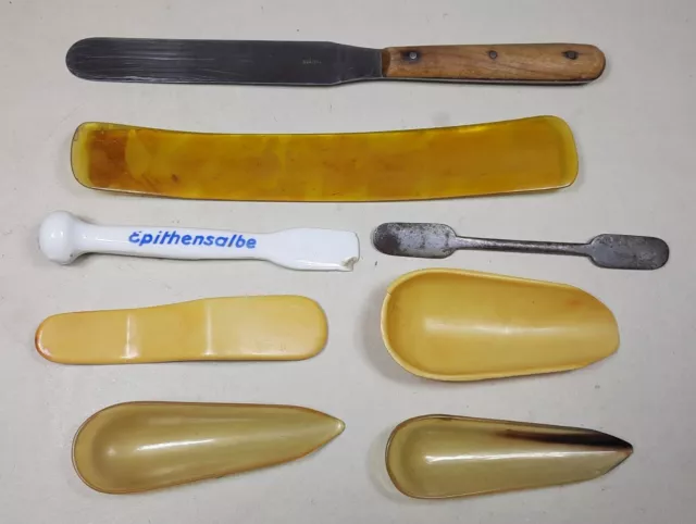 Konvolut 8 APOTHEKERSPATEL / DOSIERLÖFFEL, Porzellan, Horn, Zelluloid, 1900-1950