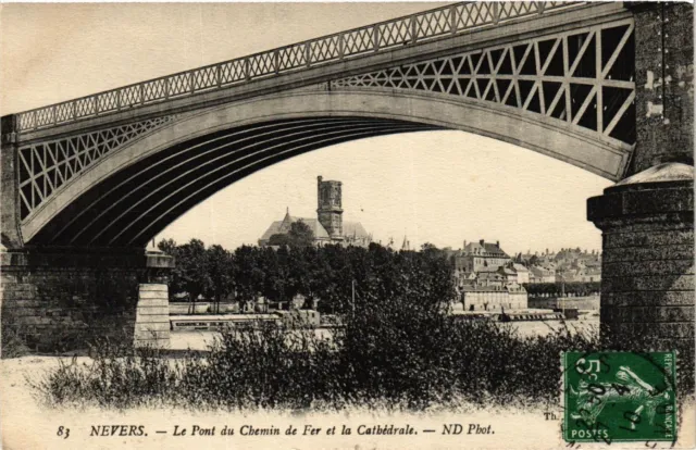 CPA NEVERS - Le Pont du Chemin de Fer et la Cathedrale (293108)